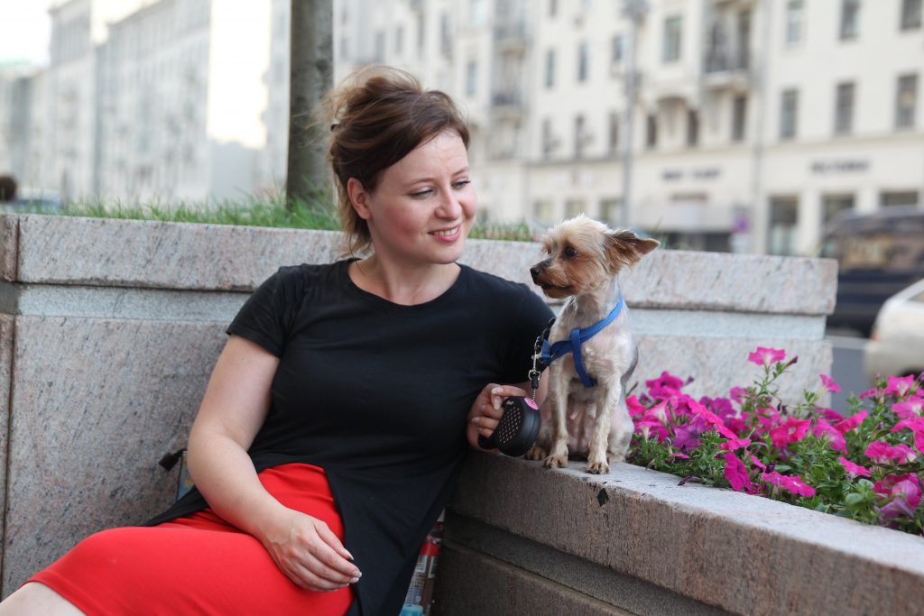 Жительница Новой Москвы из Щербинки Дарья Смирнова и ее питомица оценили плитку на тротуарах