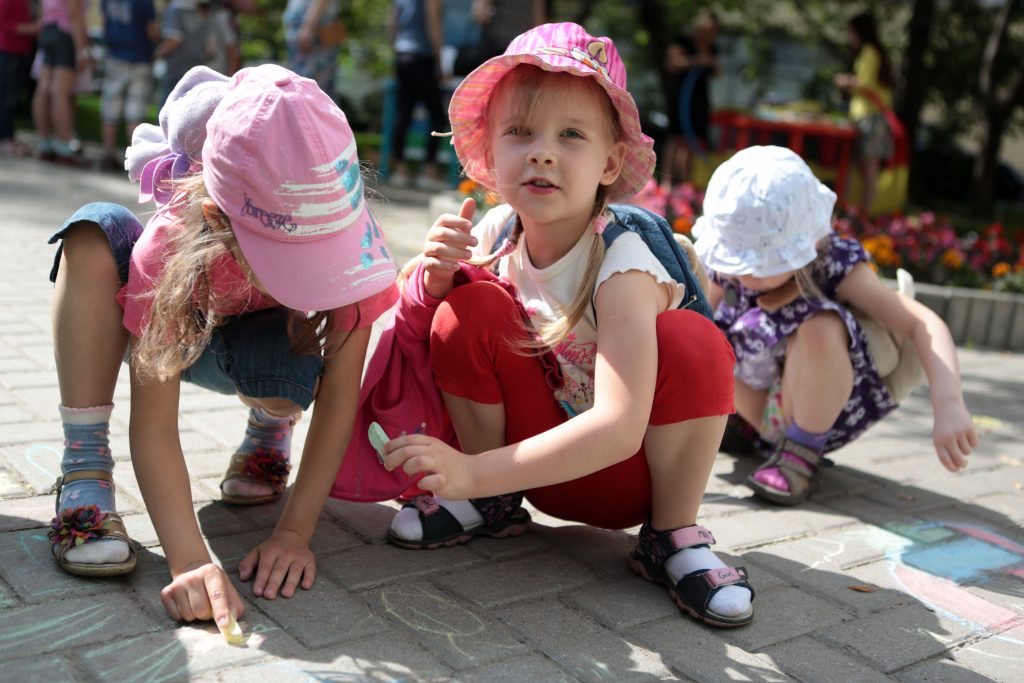 В Краснопахорском поселении провели детский конкурс рисунков на асфальте. Фото: архив газеты «Вечерняя Москва»