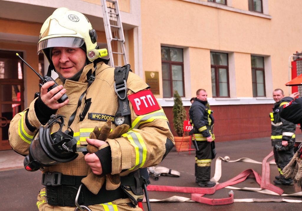 Сотрудники МЧС Москвы спасли из горящего здания восемь человек
