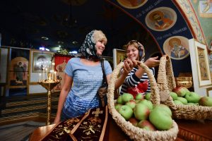 Яблочный Спас отметят в храме Коммунарки. Фото: архив газеты «Вечерняя Москва».