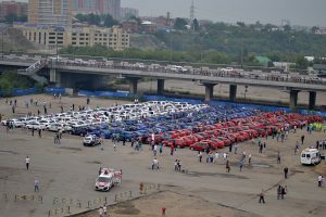 Триколор из 225 автомобилей в Омске. Фото: Википедия