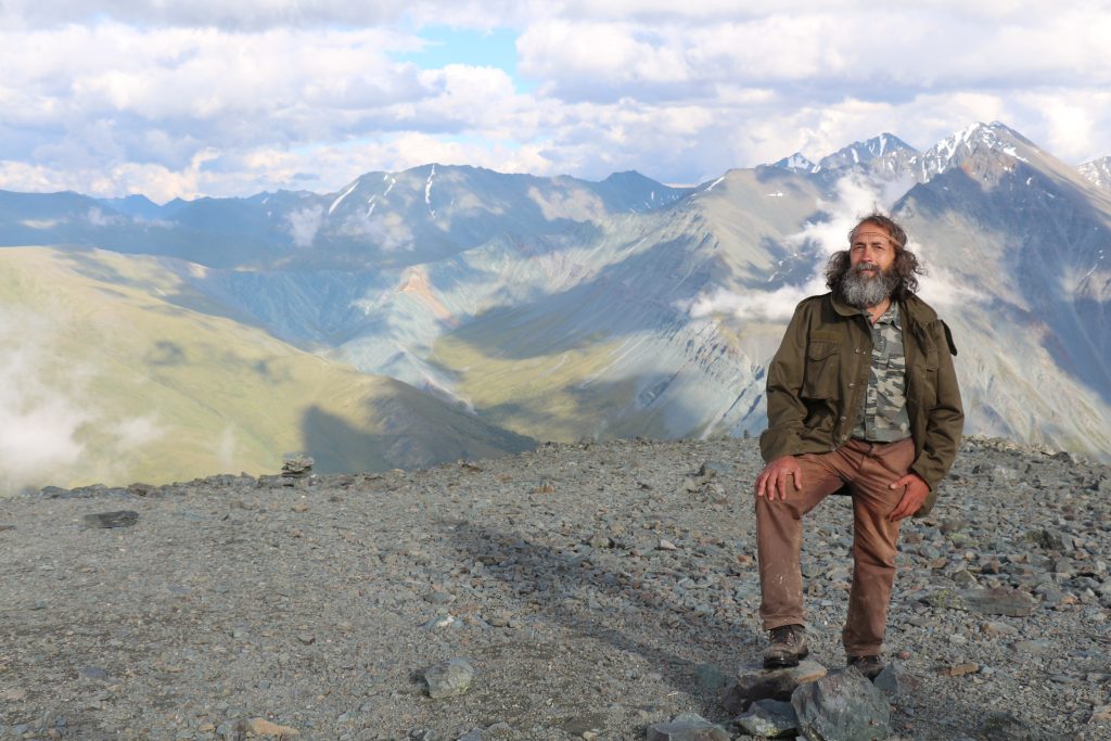 Турист в алтайских горах, июль 2013 года. Фото: Елена Олесик