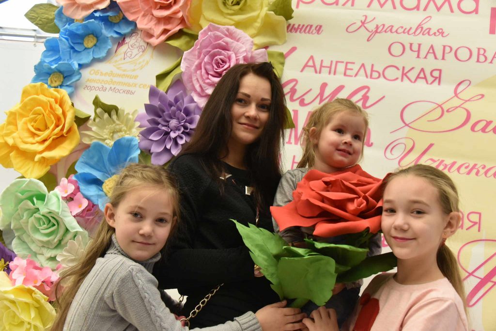 Сергей Собянин наградил многодетные семьи почетным знаком «Родительская слава»