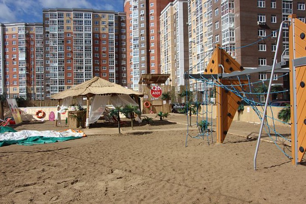 Жители Коммунарки смогут продлить жизнь импровизированного пляжа во дворе дома. Фото: Администрация поселения Сосенское