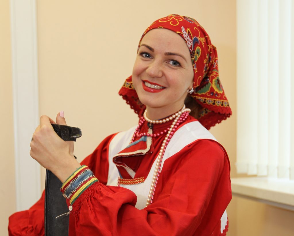 Елена Заварзина музыкальный инструмент — настоящая деревенская коса. Фото: Владимир Смоляков