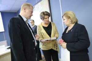 21 сентября 2016 года. Москва. Директор проекта «Парк героев» Роман Щетнев, специалист по работе с НКО Татьяна Харинова, руководитель социального отдела префектуры Неонила Заруба (справа). Фото: Кристина Киссер.