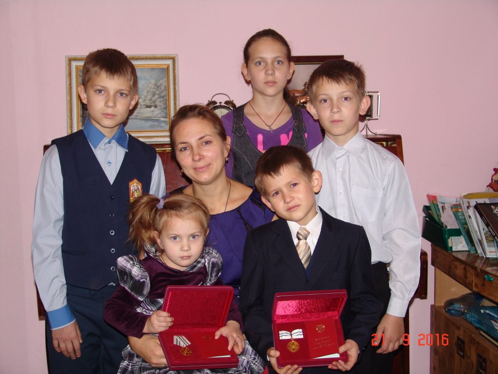 Светлана Соколова с детьми: (на руках) Саша, Леня (стоят, слева направо), Даня, Лиза, Никита.