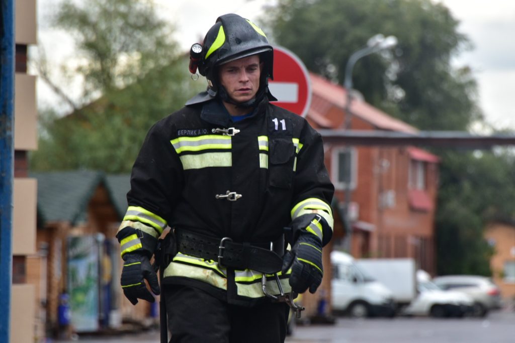 На востоке Москвы вновь горит склад, где погибли пожарные