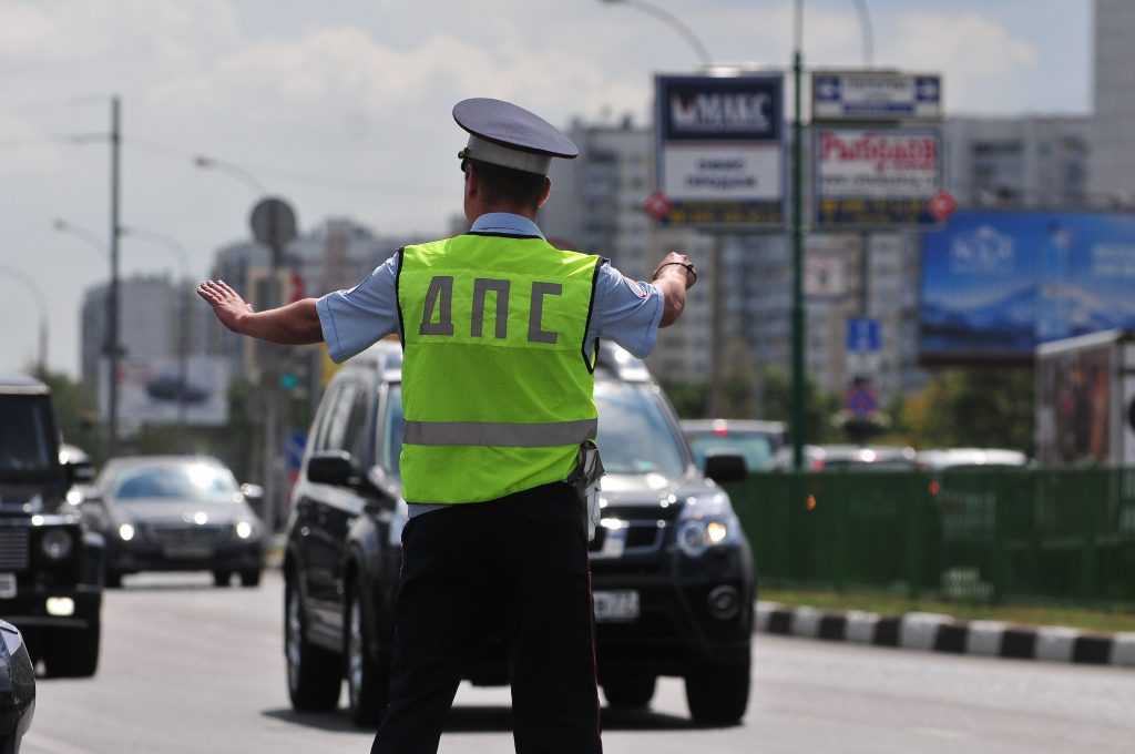 ДПС работает на месте аварии маршрутки и грузовика на Киевском шоссе