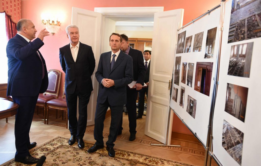 Мэр Москвы Сергей Собянин пригласил москвичей на выставку артефактов, найденных в ходе благоустройства улиц
