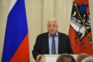 Заммэра Москвы по вопросам социального развития Леонид Печатников на награждении многодетных семей. Фото: "Вечерняя Москва".