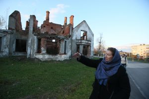 Местная жительница Анна Баранова показывает, как выглядит сейчас некогда роскошная усадьба, но перемены — не за горами