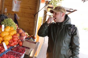 Повар Александр Шеварин пробует товары с фестиваля «Золотая осень». Фото: Кристина Киссер
