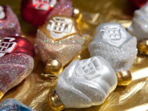 В столичных магазинах начали продавать новогодние украшения. Фото: "Вечерняя Москва"