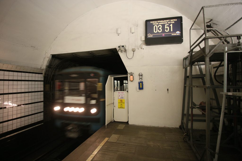 Табло с обратным отсчетом откроют на всех станциях Московского метро