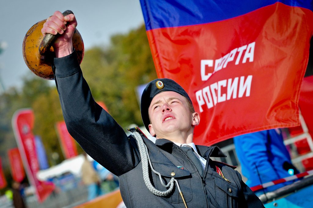 Праздник полиции в «Лужниках»: Дмитрий Губерниев, ретро-техника и опасные трюки
