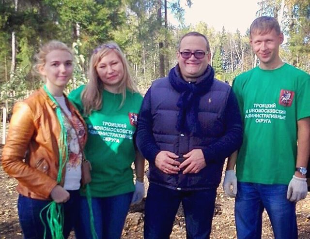 Молодые парламентарии Новой Москвы вместе с префектом приняли участие в акции «Посади дерево». Фото: социальные сети