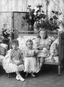 Великие княжны Татьяна , Мария и Ольга Николаевна России в 1900 году. Фотоархив Wikipedia