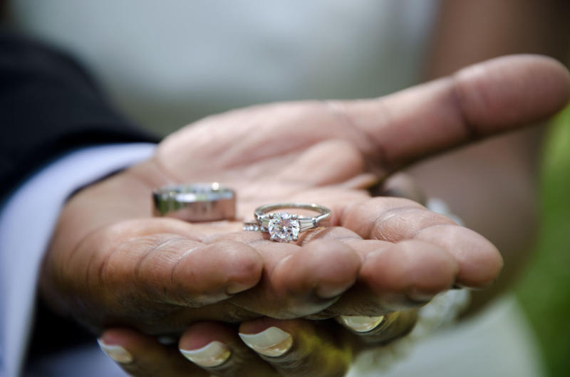 Псевдожених украл из ювелирного магазина обручальное кольцо за 9 миллионов рублей