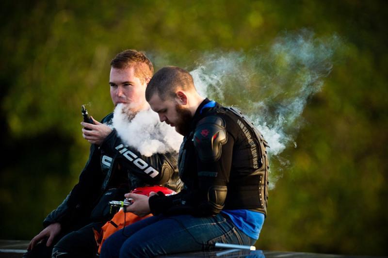 Власти Москвы планируют ограничить курение вейпов в общественных местах. Фото: соцсети