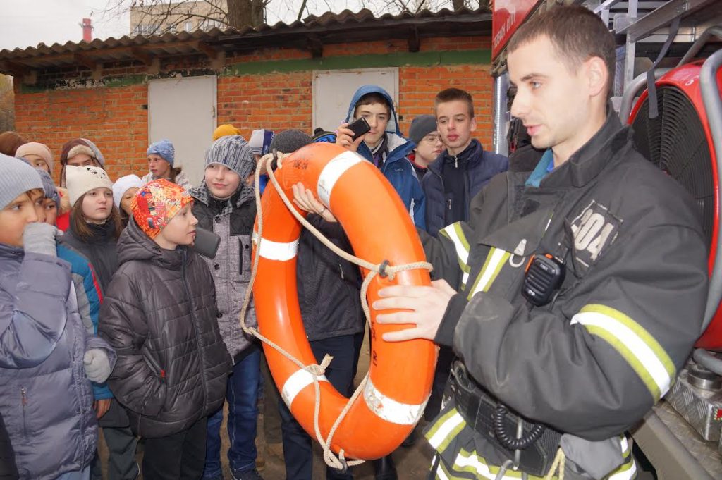 Пожарные Новой Москвы провели урок безопасности для троицких школьников