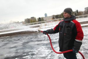 В Москве зальют более тысячи ледовых площадок. Фото: "Вечерняя Москва"