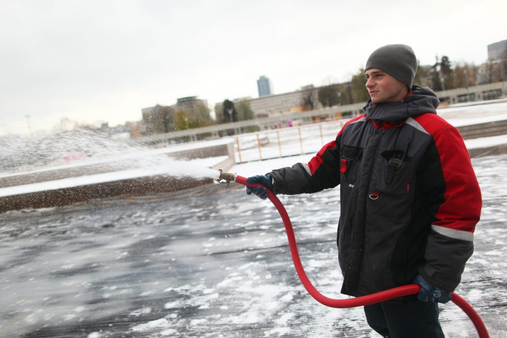 Более тысячи ледовых площадок зальют в Москве