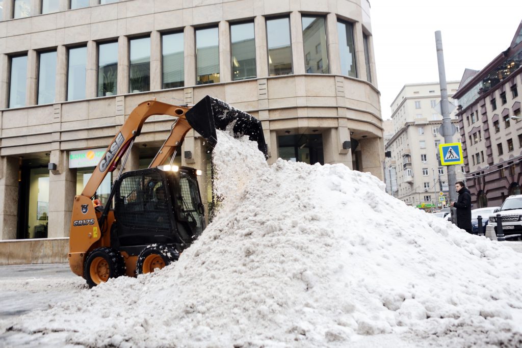 Коммунальщики устраняют последствия снегопада. Фото: "Вечерняя Москва"