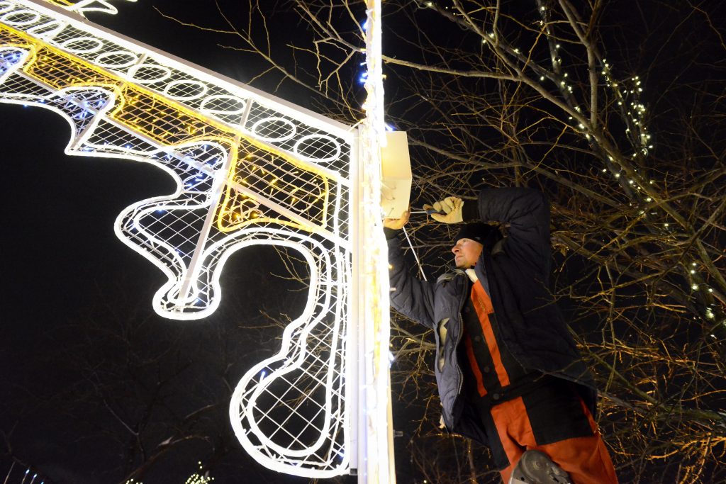 Световые арки установят к Новому году над дорогами поселения Десеновское