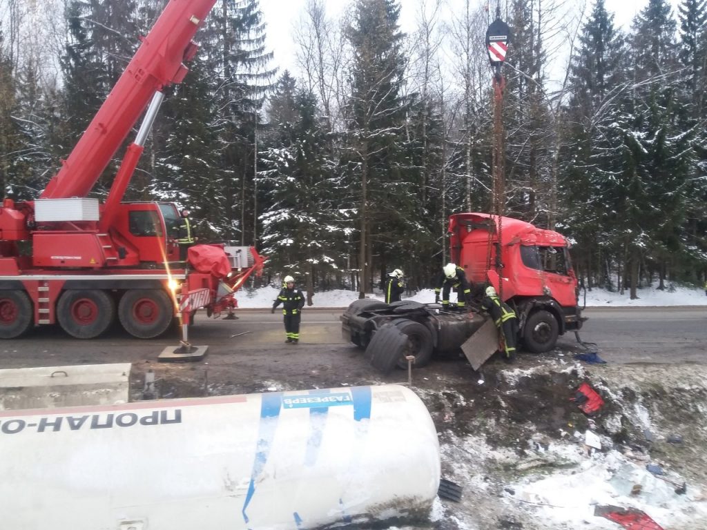 Пожарные и спасатели провели масштабную операцию на месте аварии в Щаповском