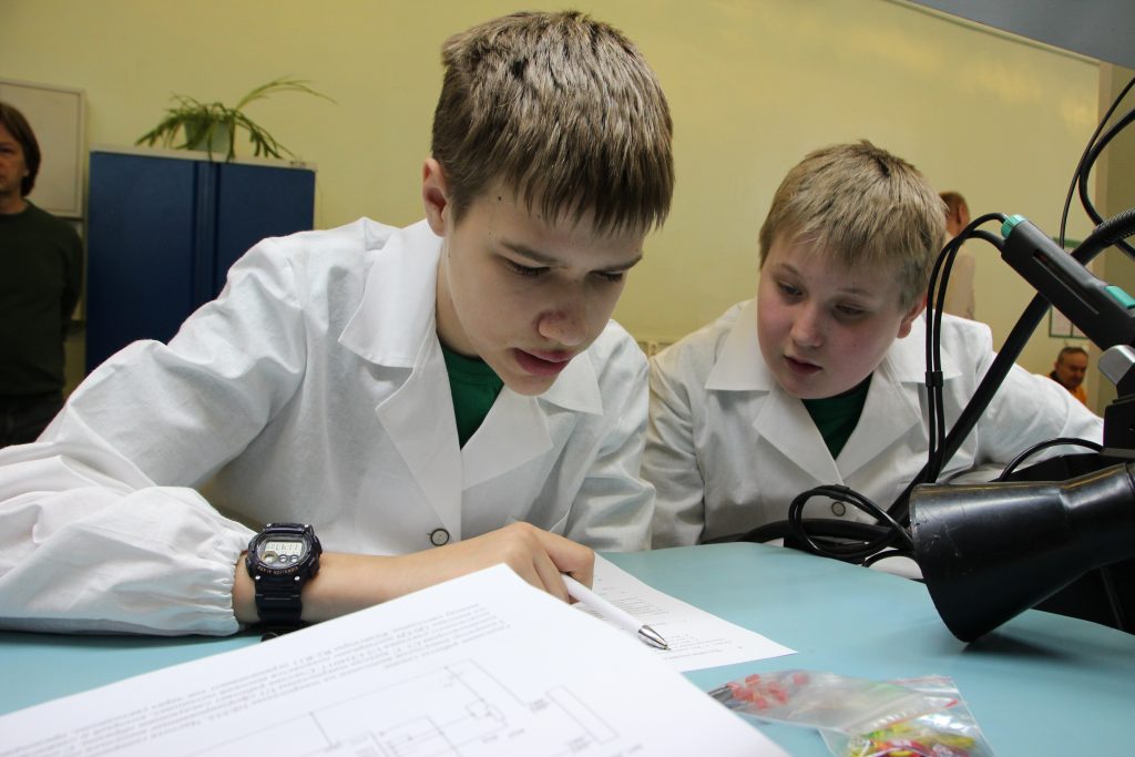 Департамент образования поздравил школьника из Внуковского с победой в соревнованиях JuniorSkills
