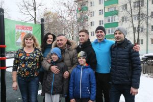 У семейства Дзю, ожидающего прибавления, теперь дом неподалеку, в Щапове, так что список звездных жителей Новой Москвы пополнился. Фото: Виктор Хабаров.
