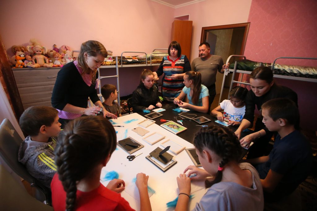 Ольга Жбанчикова (слева) помогает ребятам создавать картины из шерсти. Фото: Виктор Хабаров