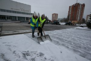 В первую очередь от снега очищаются выходы из подъездов, тротуары, дорожки, ведущие к детским садам, школам и остановкам общественного транспорта. Фото: Виктор Хабаров