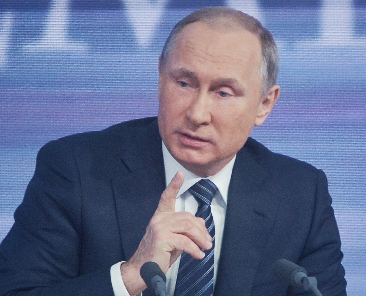 Владимир Путин поручил выплатить военным пенсионерам надбавки 2017 года