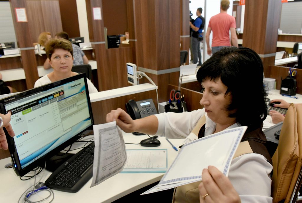 В России запретили запрашивать 85 справок для госуслуг