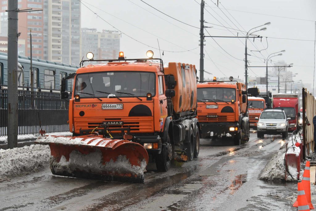 Столичные коммунальщики ликвидируют последствия ночного дождя. Фото: архив, "Вечерняя Москва"