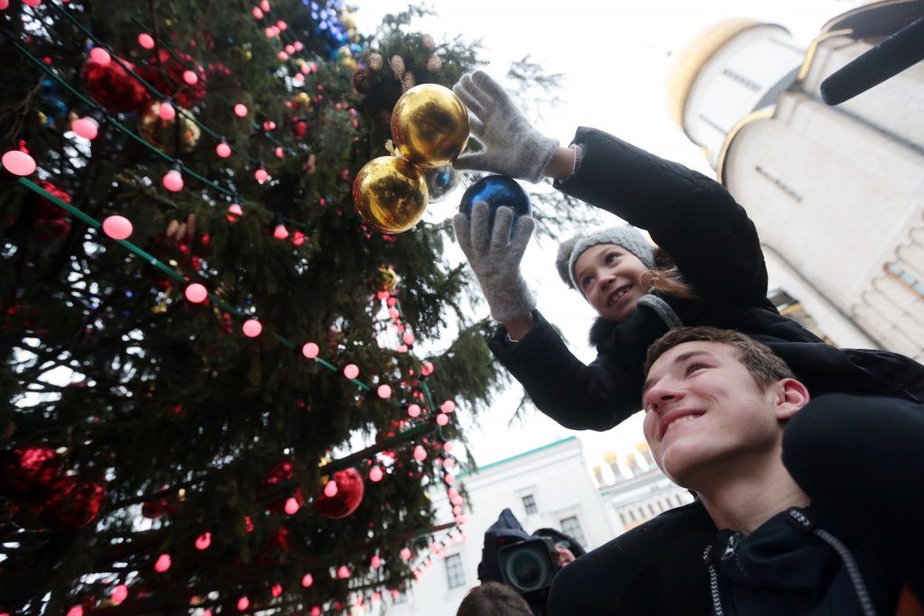 С улиц Москвы начали убирать новогодние елки