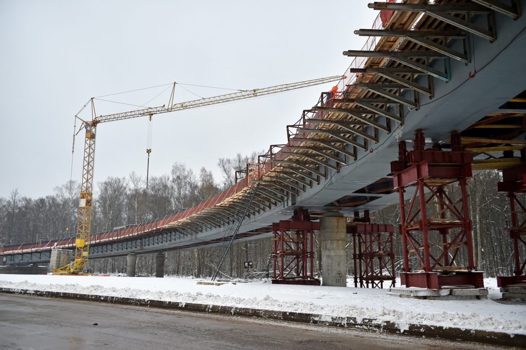 На двух мостах через реку Сосенка завершены монолитно-бетонные работы