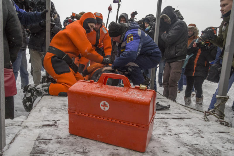 Рыбакам и моржам подготовили безопасные места для выхода на лед
