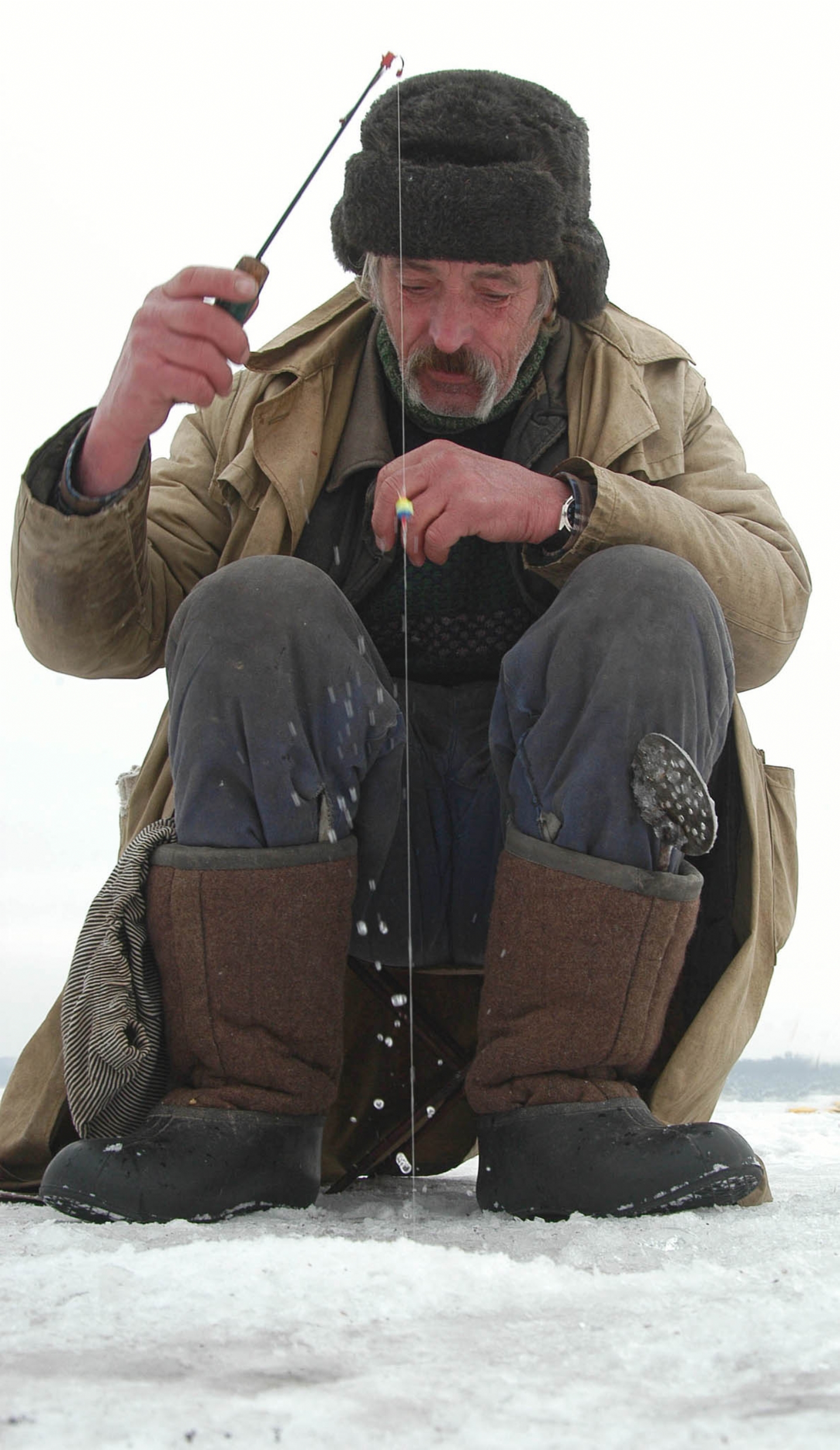 21 декабря 2015 года. Деревня Зыбино. Пенсионер Валерий Карпов ловит рыбу на реке Трешня