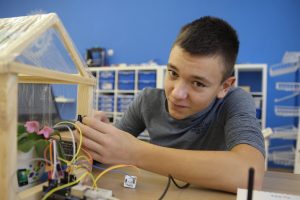 Ученик школы № 1788 Максим Лейхнер, победивший в JuniorSkills, показывает, как работает «умная теплица». 