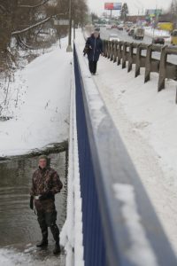  18 нобяря 2016 года, река Сосенка. Корреспондент «НО» Сергей Федоров готов к поиску золота 