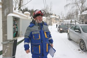 8 декабря 2016 года. Воскресенское. Мастер производственного участка филиала МОЭСК «Энергоучет» Виктор Рохманенков вынужден прибегнуть к крайним мерам в борьбе со злостными неплательщиками