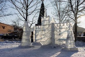 Новогодними ледяными скульптурами можно будет любоваться до конца февраля следующего года.. Фото: архив, "Вечерняя Москва"