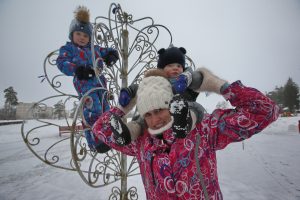 23 декабря 2016 года. Яковлевское, парк «Сосны». Светлана Добровольская с сыновьями Сашей и Глебом (слева направо) загадали желания у Дерева любви. Фото: Виктор Хабаров