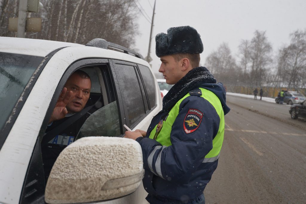 Сотрудники ГИБДД регулярно проводят профилактические беседы с водителями, чтобы аварий на дорогах было меньше. Фото: Александр Казаков