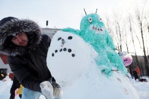 Армия снеговиков не устрашится ни оттепели, ни нехватки снега. Фото: архив, "Вечерняя Москва"