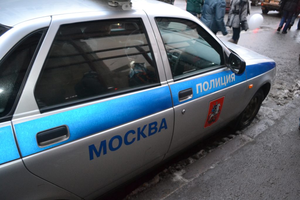 Полицейского с ножевым ранением госпитализировали в Москве
