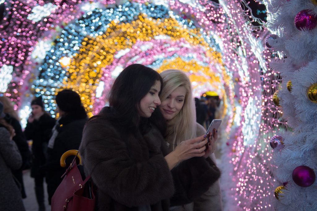 Световой новогодний тоннель на тверском бульваре в Москве